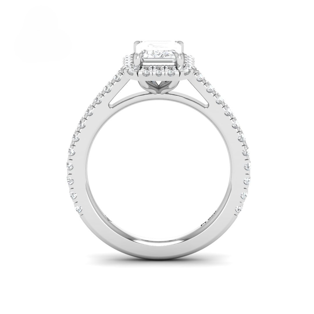 Bague de fiançailles Bella en diamant taille émeraude avec halo et anneau sertis de diamants.