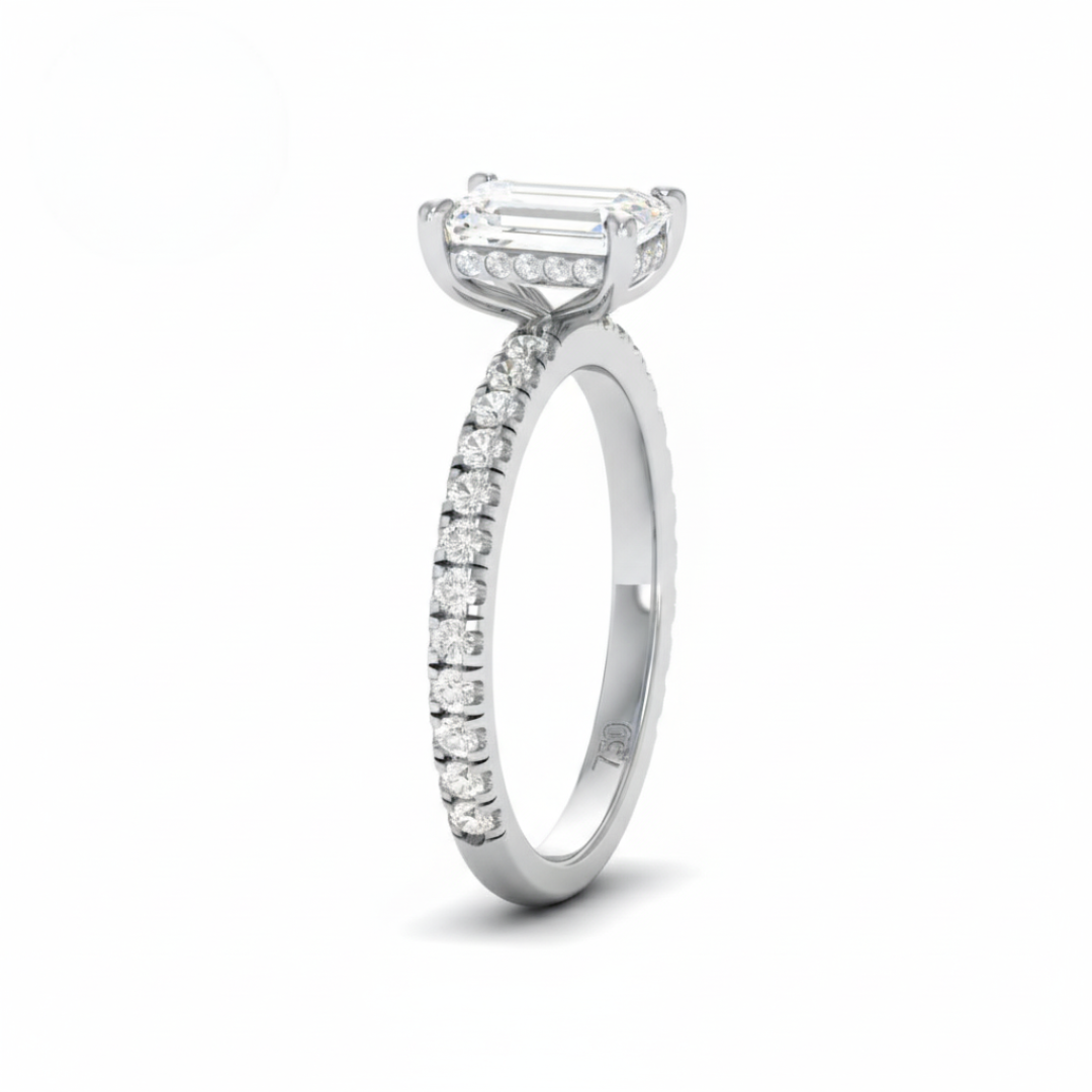Bague de fiançailles Chloé en diamant taille émeraude avec halo de diamants cachés et anneau serti de diamants.