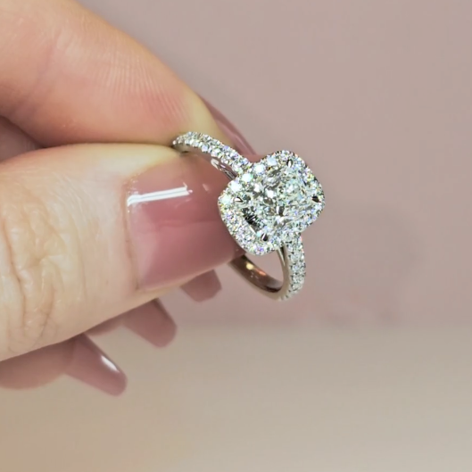 Bague de fiançailles Bella avec diamant taille coussin, halo et anneau sertis de diamants.