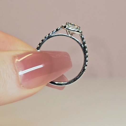 Bague de fiançailles Bella avec diamant taille coussin, halo et anneau sertis de diamants.