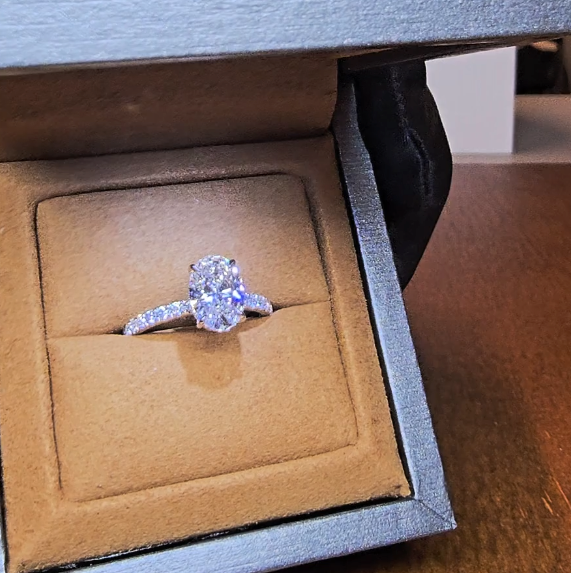 Bague de fiançailles Chloé en diamant taille ovale avec halo de diamants cachés et anneau serti de diamants