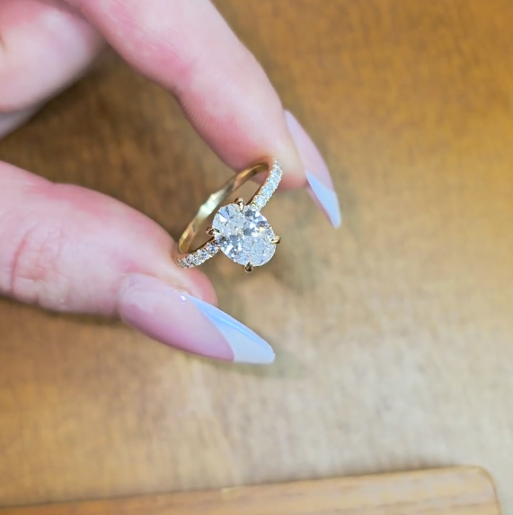 Bague de fiançailles Chloé en diamant taille ovale avec halo de diamants cachés et anneau serti de diamants