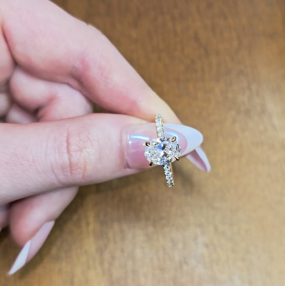 Bague de fiançailles Chloé en diamant taille ovale avec halo de diamants cachés et anneau serti de diamants