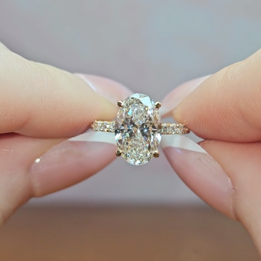 Bague de fiançailles Chloé en diamant taille ovale avec halo de diamants cachés et anneau serti de diamants
