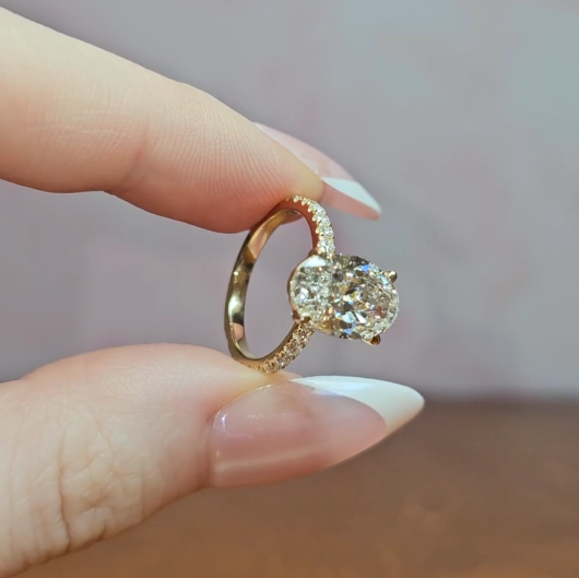 Bague de fiançailles Chloé en diamant taille ovale avec halo de diamants cachés et anneau serti de diamants