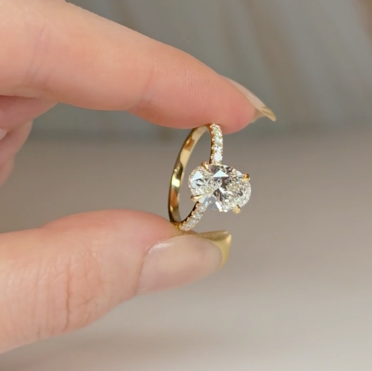 Bague de fiançailles Chloé en diamant taille ovale avec halo de diamants cachés et anneau serti de diamants
