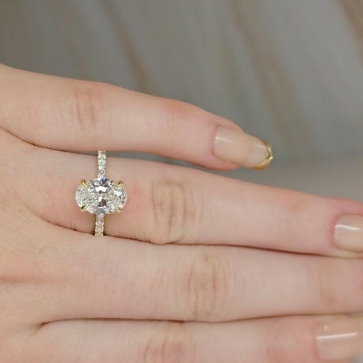 Bague de fiançailles Chloé en diamant taille ovale avec halo de diamants cachés et anneau serti de diamants