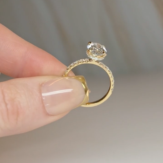 Bague de fiançailles Chloé en diamant taille ovale avec halo de diamants cachés et anneau serti de diamants
