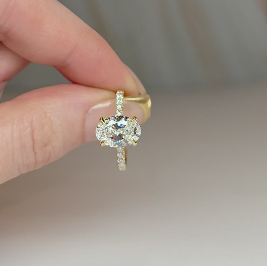 Bague de fiançailles Chloé en diamant taille ovale avec halo de diamants cachés et anneau serti de diamants