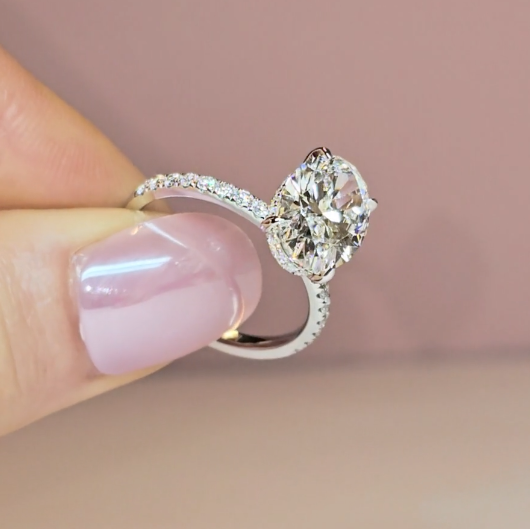 Bague de fiançailles Chloé en diamant taille ovale avec halo de diamants cachés et anneau serti de diamants