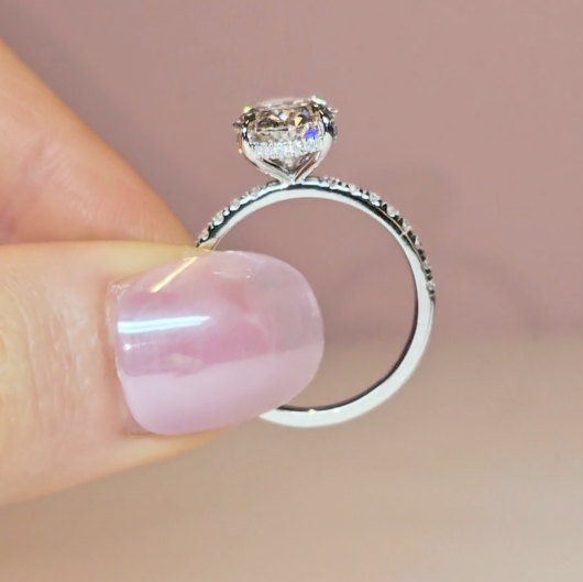 Bague de fiançailles Chloé en diamant taille ovale avec halo de diamants cachés et anneau serti de diamants