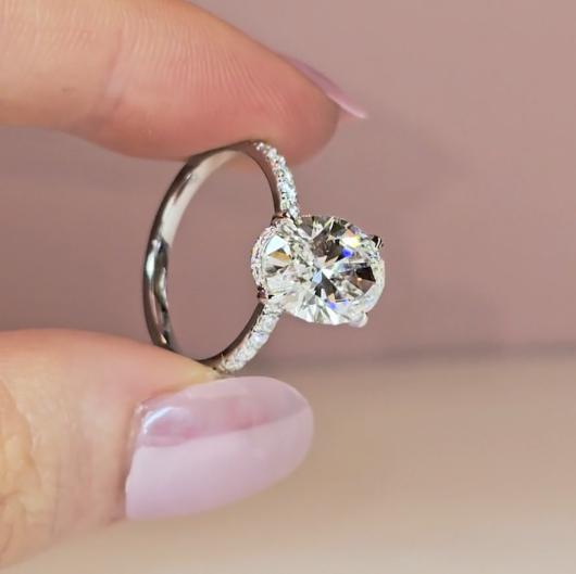 Bague de fiançailles Chloé en diamant taille ovale avec halo de diamants cachés et anneau serti de diamants