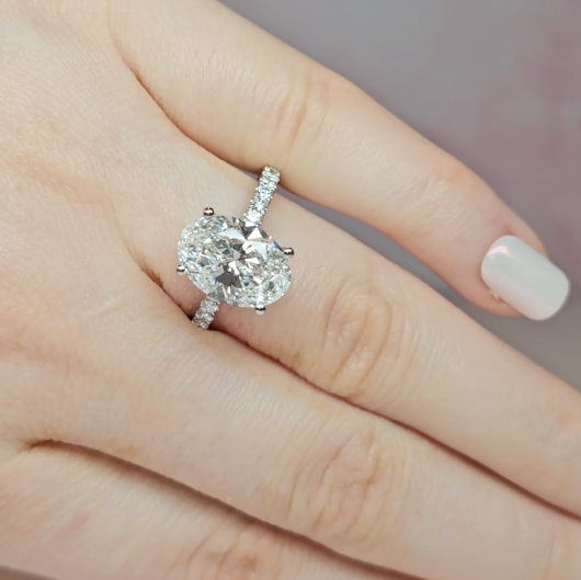 Bague de fiançailles Chloé en diamant taille ovale avec halo de diamants cachés et anneau serti de diamants