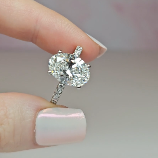 Bague de fiançailles Chloé en diamant taille ovale avec halo de diamants cachés et anneau serti de diamants