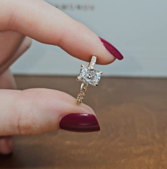 Bague de fiançailles Chloé en diamant taille radiant avec halo caché de diamants et anneau serti de diamants