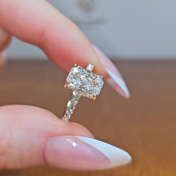 Bague de fiançailles Chloé en diamant taille radiant avec halo caché de diamants et anneau serti de diamants