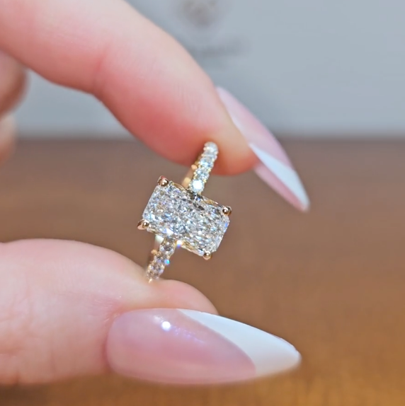 Bague de fiançailles Chloé en diamant taille radiant avec halo caché de diamants et anneau serti de diamants