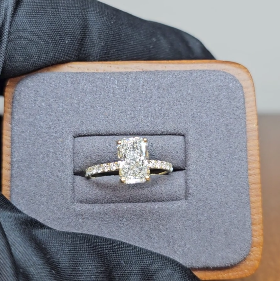 Bague de fiançailles Chloé en diamant taille radiant avec halo caché de diamants et anneau serti de diamants