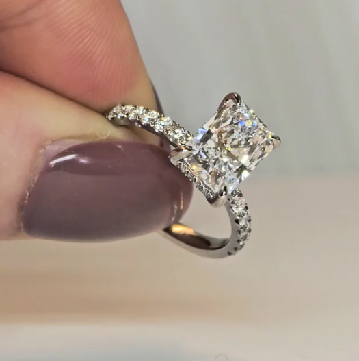 Bague de fiançailles Chloé en diamant taille radiant avec halo caché de diamants et anneau serti de diamants