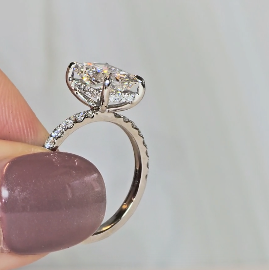 Bague de fiançailles Chloé en diamant taille radiant avec halo caché de diamants et anneau serti de diamants