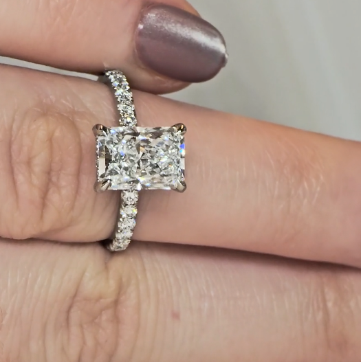 Bague de fiançailles Chloé en diamant taille radiant avec halo caché de diamants et anneau serti de diamants