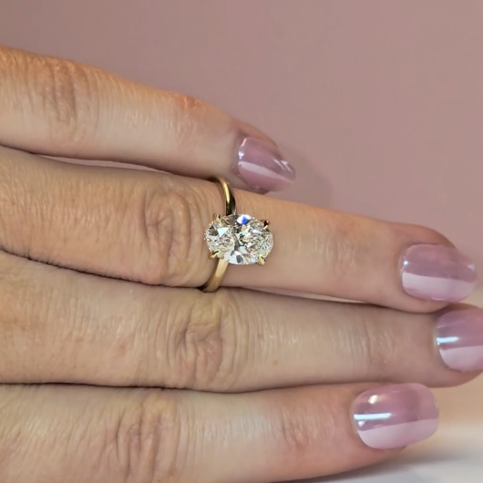 Bague de fiançailles Léa avec diamant ovale et halo caché