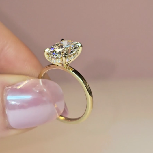 Bague de fiançailles Léa avec diamant ovale et halo caché