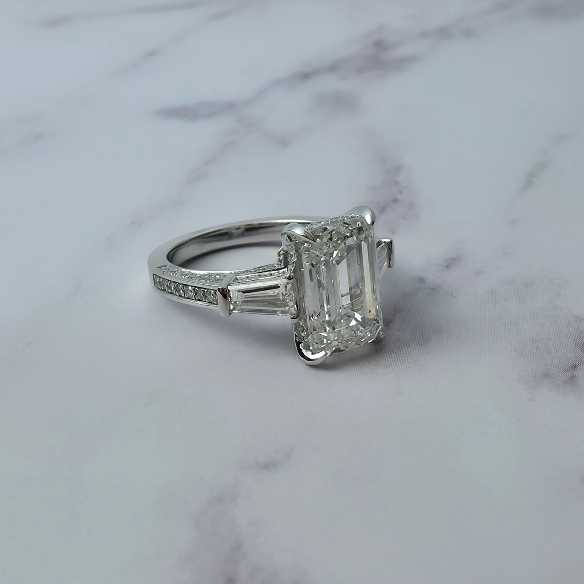 Bague de fiançailles Mary avec diamant taille émeraude et diamants latéraux taille baguette effilés
