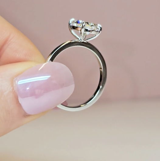 Noémie Solitaire Oval Cut With Diamond Engagement Ring