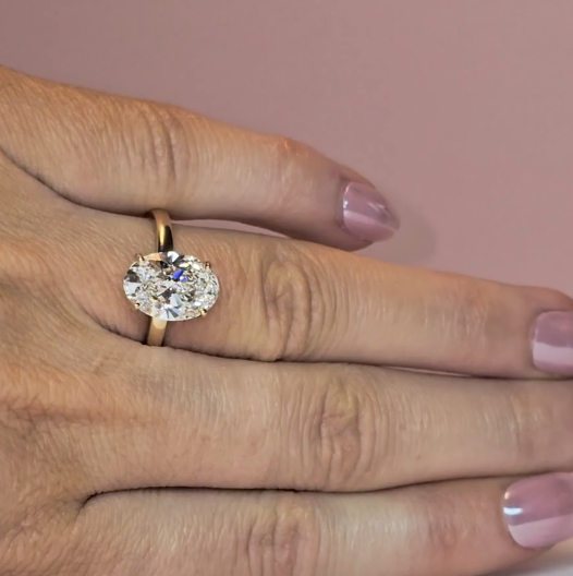Noémie Solitaire Oval Cut With Diamond Engagement Ring