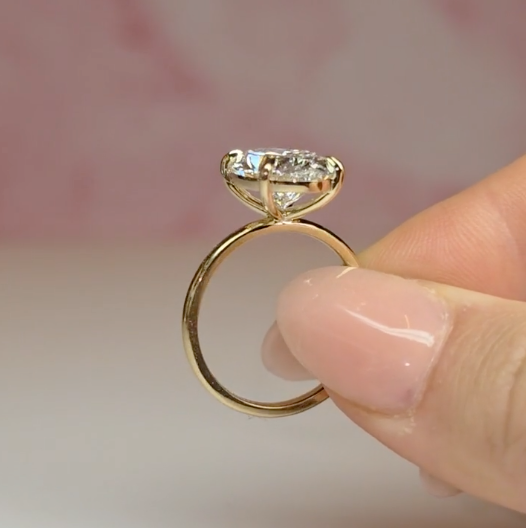 Noémie Solitaire Oval Cut With Diamond Engagement Ring