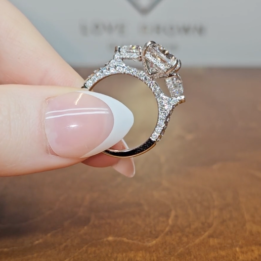 Bague de fiançailles Victoria en diamant taille coussin avec diamants latéraux taille cœur et anneau en diamant 3D