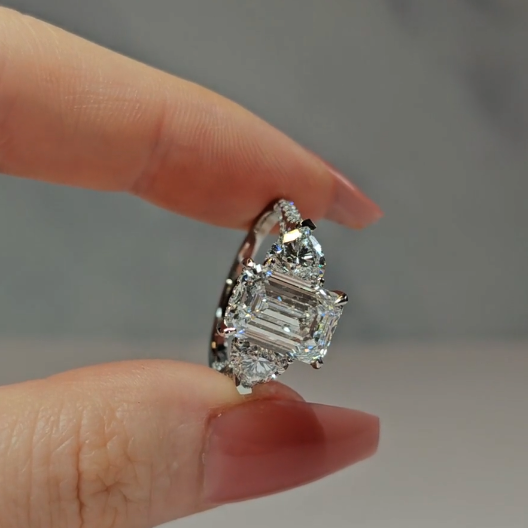 Bague de fiançailles Victoria en diamant taille émeraude avec diamants latéraux taille cœur et anneau en diamant 3D