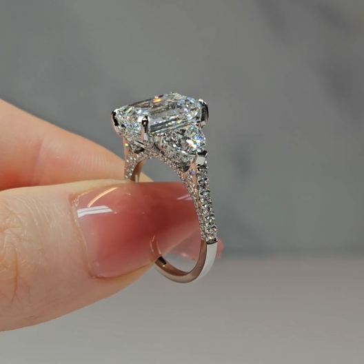 Bague de fiançailles Victoria en diamant taille émeraude avec diamants latéraux taille cœur et anneau en diamant 3D