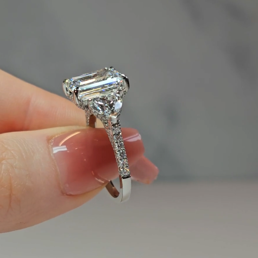 Bague de fiançailles Victoria en diamant taille émeraude avec diamants latéraux taille cœur et anneau en diamant 3D