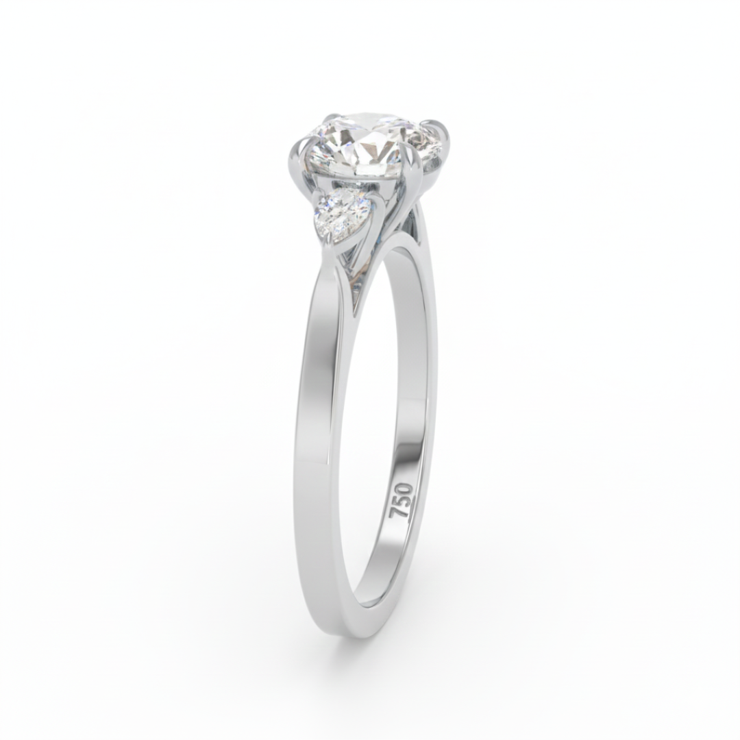 Bague de fiançailles Sofia en diamant rond taille brillant avec diamants latéraux taille poire