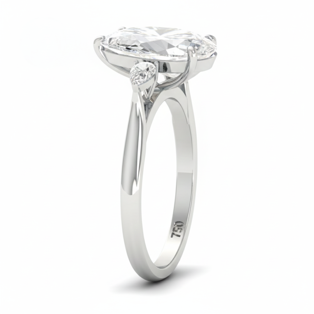 Bague de fiançailles Sofia en diamant taille poire avec diamants latéraux taille poire