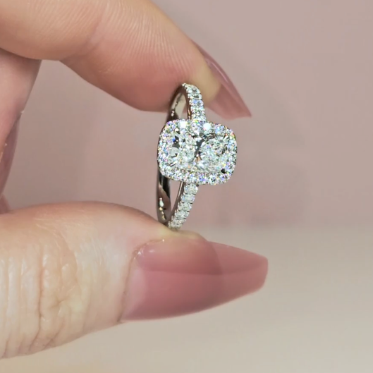 Bague de fiançailles Bella avec diamant taille coussin, halo et anneau sertis de diamants.
