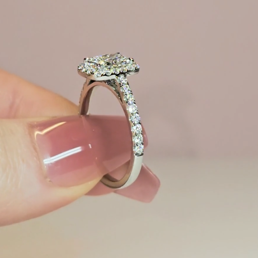 Bague de fiançailles Bella avec diamant taille coussin, halo et anneau sertis de diamants.