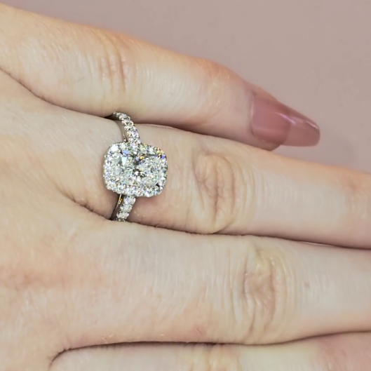Bague de fiançailles Bella avec diamant taille coussin, halo et anneau sertis de diamants.