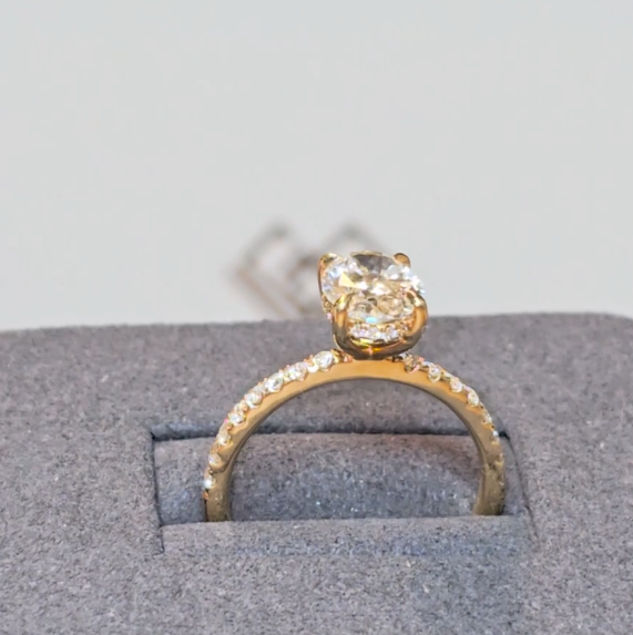 Bague de fiançailles Chloé en diamant taille ovale avec halo de diamants cachés et anneau serti de diamants