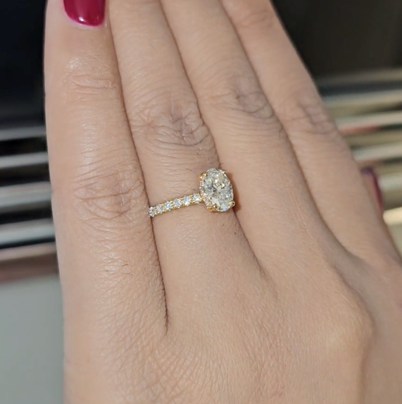Bague de fiançailles Chloé en diamant taille ovale avec halo de diamants cachés et anneau serti de diamants