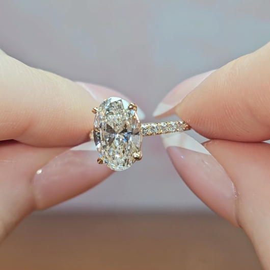 Bague de fiançailles Chloé en diamant taille ovale avec halo de diamants cachés et anneau serti de diamants