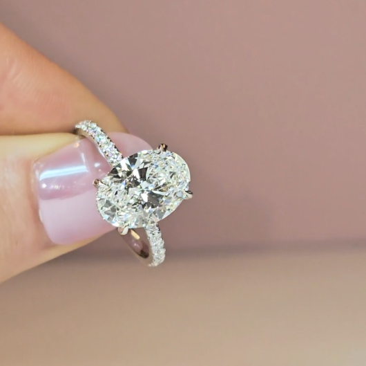 Bague de fiançailles Chloé en diamant taille ovale avec halo de diamants cachés et anneau serti de diamants