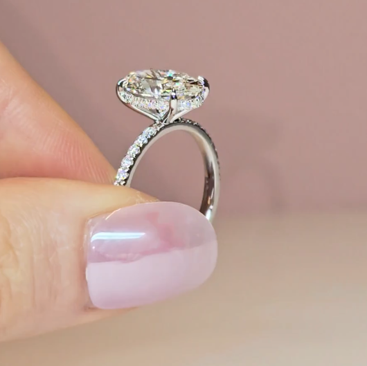 Bague de fiançailles Chloé en diamant taille ovale avec halo de diamants cachés et anneau serti de diamants
