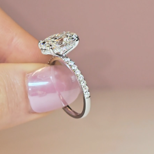 Bague de fiançailles Chloé en diamant taille ovale avec halo de diamants cachés et anneau serti de diamants