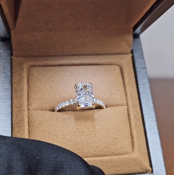 Bague de fiançailles Chloé en diamant taille radiant avec halo caché de diamants et anneau serti de diamants