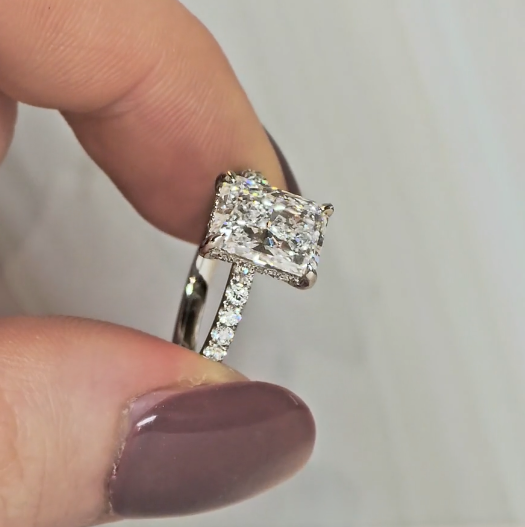 Bague de fiançailles Chloé en diamant taille radiant avec halo caché de diamants et anneau serti de diamants