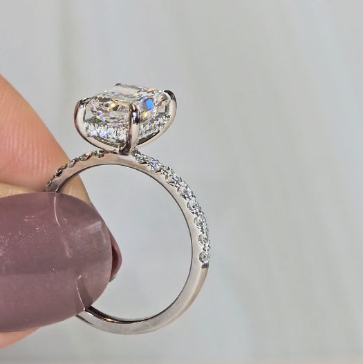Bague de fiançailles Chloé en diamant taille radiant avec halo caché de diamants et anneau serti de diamants