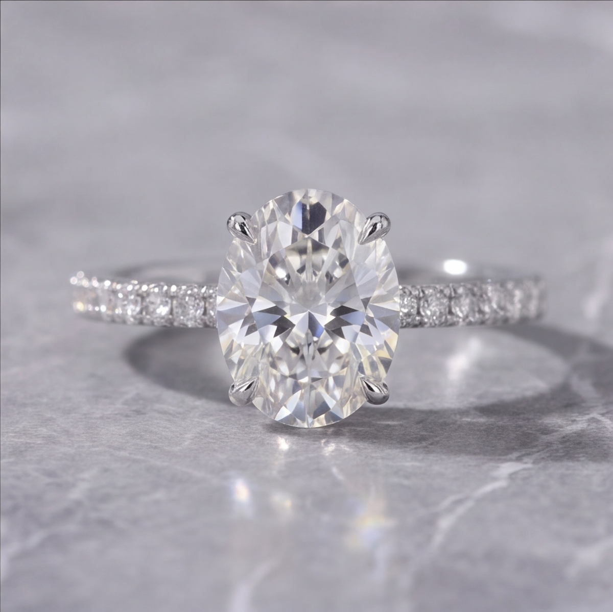 Bague de fiançailles Chloé en diamant taille ovale avec halo de diamants cachés et anneau serti de diamants